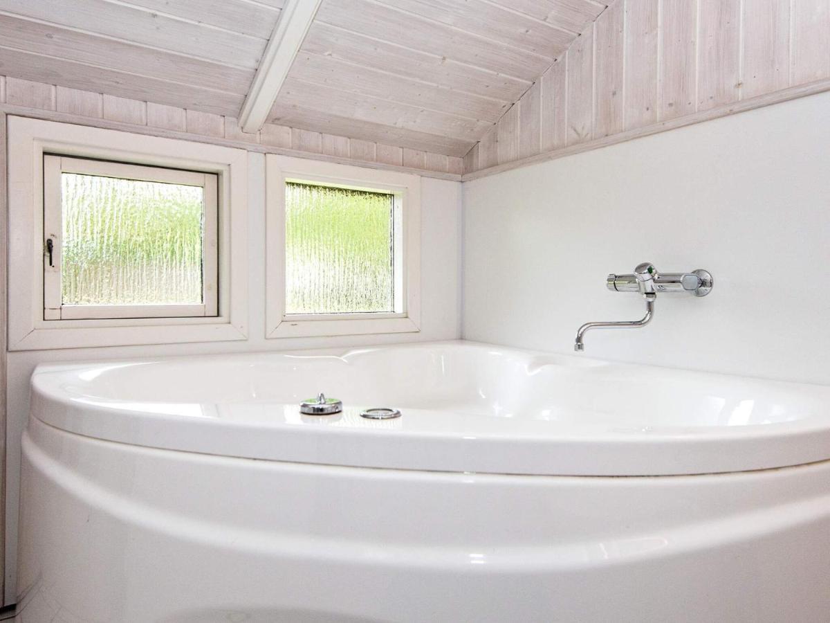 5 Person Holiday Home In B Rkop Egeskov  エクステリア 写真